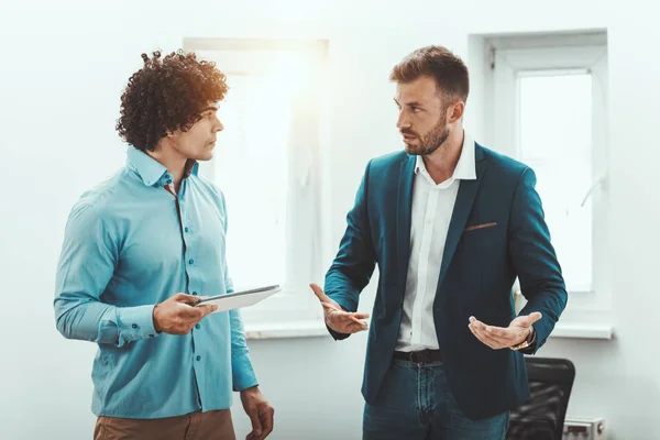 Deux Jeunes Hommes Affaires Analysant Nouveau Projet Entreprise Bureau — Photo