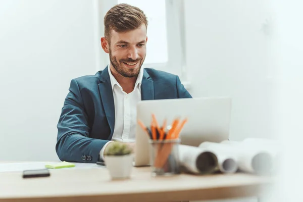 Joven Empresario Exitoso Trabajando Proyecto Oficina — Foto de Stock