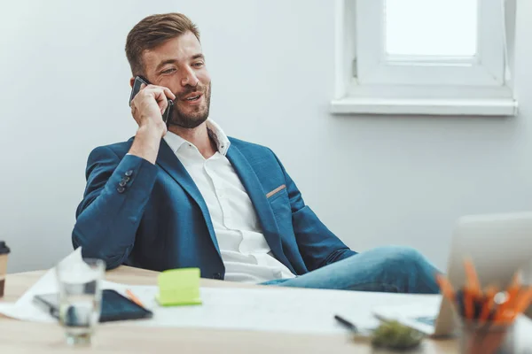 Jeune Homme Affaires Prospère Travaillant Sur Projet Bureau — Photo