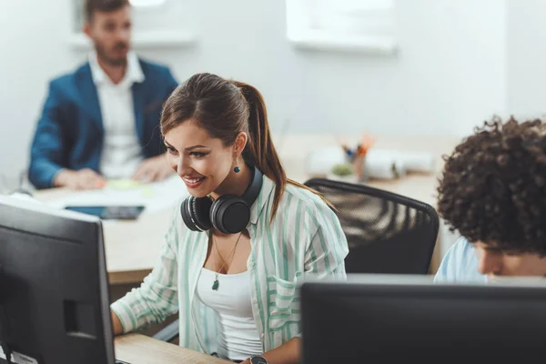 Junge Frau Arbeitet Neuem Geschäftsprojekt Casual Office — Stockfoto