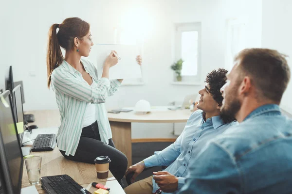 Jóvenes Freelancers Discutiendo Trabajando Nuevo Proyecto Oficina — Foto de Stock