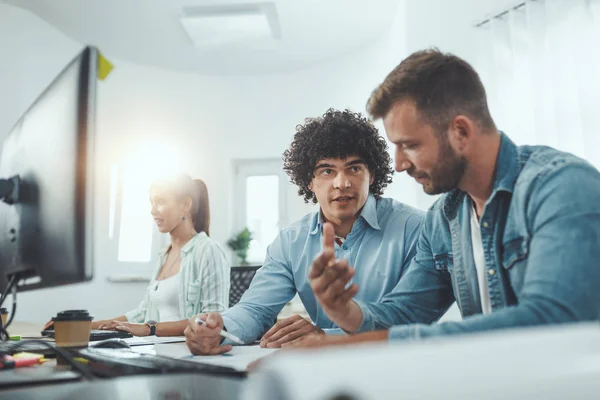 Jóvenes Freelancers Discutiendo Trabajando Nuevo Proyecto Oficina — Foto de Stock