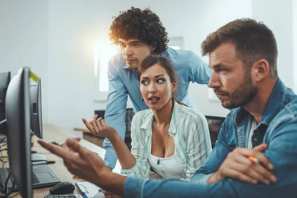 Jóvenes Freelancers Discutiendo Trabajando Nuevo Proyecto Oficina — Foto de Stock