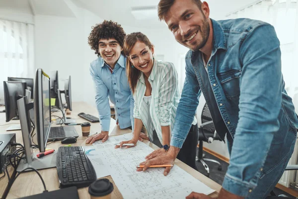 Team Unga Arkitekter Diskuterar Nya Projekt Office — Stockfoto