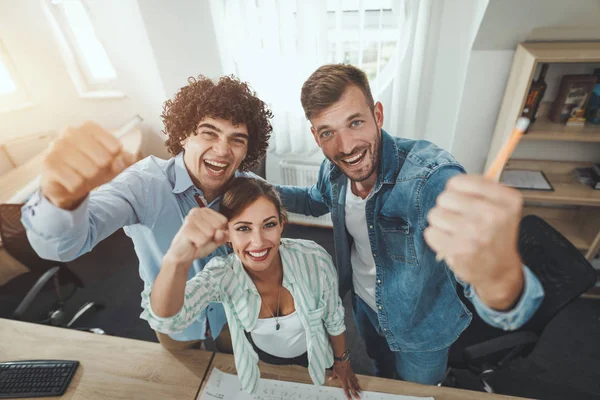 Team Unga Arkitekter Diskuterar Nya Projekt Office — Stockfoto