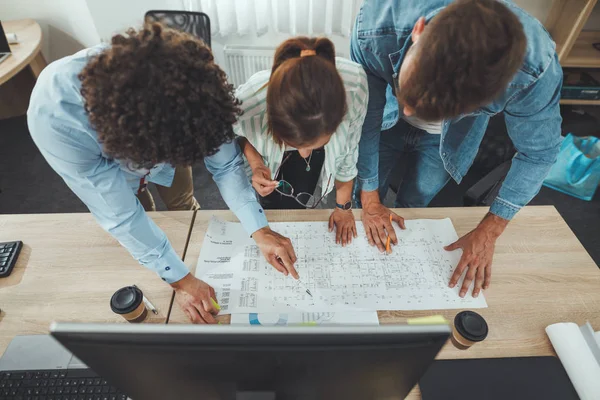 Equipo Jóvenes Arquitectos Discutiendo Nuevo Proyecto Oficina — Foto de Stock