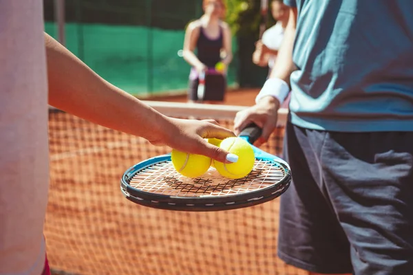 Vorbereitung auf Tennismatch — Stockfoto