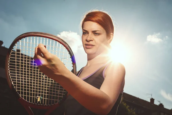 Junge Tennisspielerin Serviert Tennis Match Auf Sandplatz — Stockfoto