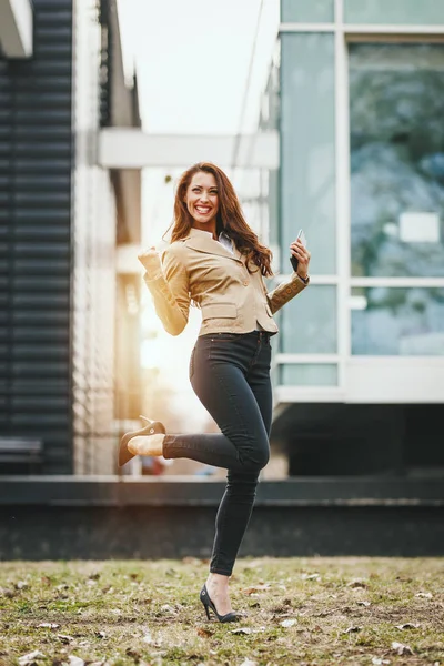 Giovane Donna Sorridente Che Celebra Successo Nel Distretto Degli Uffici — Foto Stock