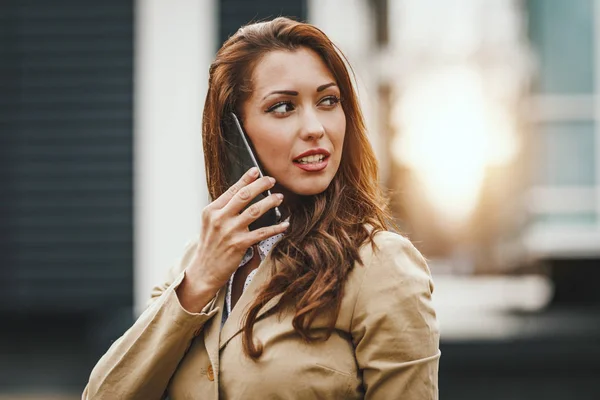 Junge Erfolgreiche Frau Nutzt Smartphone Vor Urbanem Hintergrund — Stockfoto