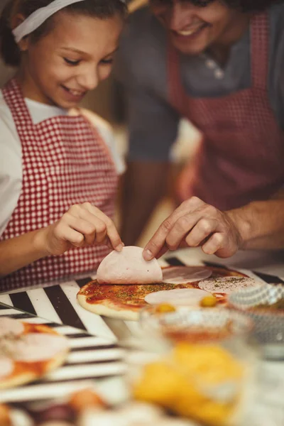 Stäng Ung Familj Med Dotter Matlagning Ost Pizza Köket — Stockfoto