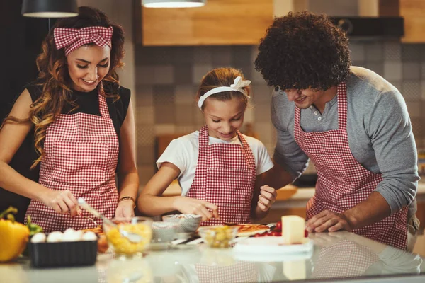 Família Jovem Com Filha Cozinhar Pizza Cozinha Casa — Fotografia de Stock