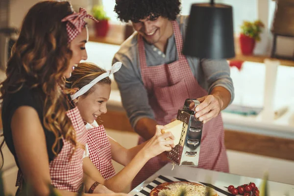 Família Jovem Com Filha Cozinhar Pizza Cozinha Casa — Fotografia de Stock