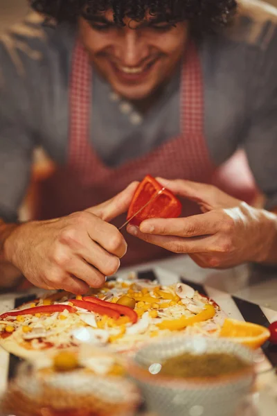 Närbild Unga Leende Man Skära Paprika Och Sätta Pizzadeg — Stockfoto