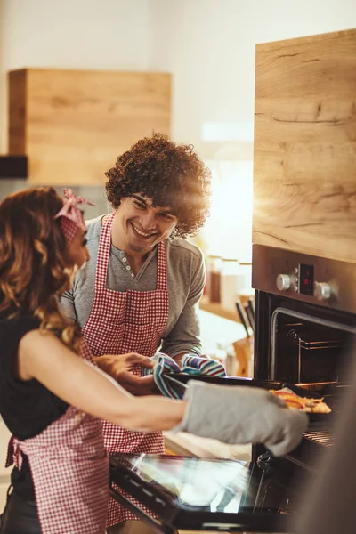 Junges Lächelndes Glückliches Paar Legt Pizza Den Ofen — Stockfoto