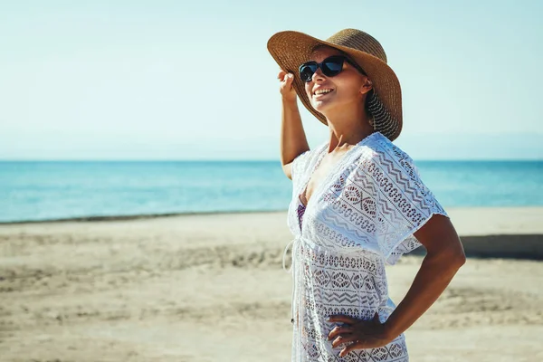 Retrato Jovem Mulher Sorridente Chapéu Verão Relaxante Praia Areia — Fotografia de Stock