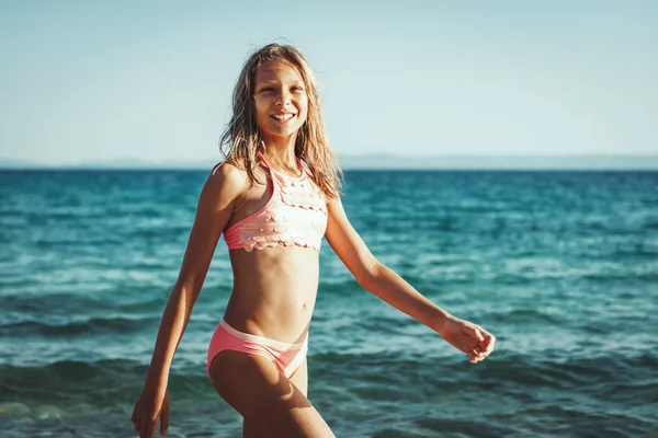 Lycklig Tonåring Flicka Koppla Rocky Beach Vid Solnedgången — Stockfoto