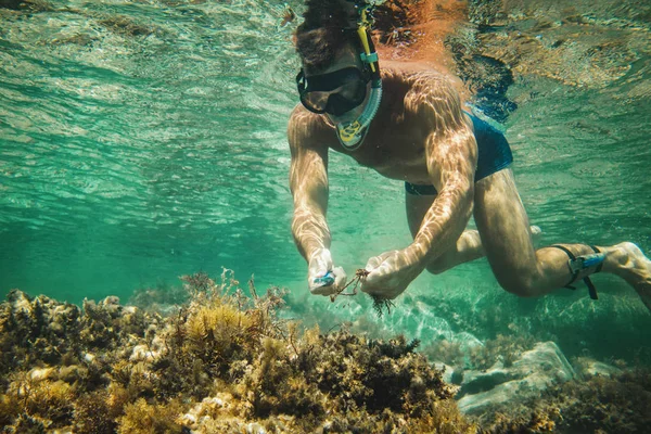 Jeune Homme Explorant Fond Marin Pendant Plongée Sous Marine Mer — Photo