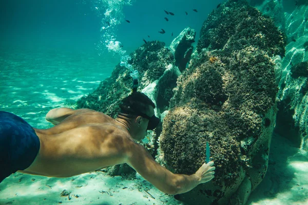 Jeune Homme Explorant Fond Marin Pendant Plongée Sous Marine Mer — Photo