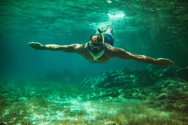 Mavi Denizde Tüplü Dalış Sırasında Deniz Tabanından Keşfetmek Genç Adam — Stok fotoğraf