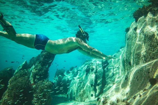 Jeune Homme Explorant Fond Marin Pendant Plongée Sous Marine Mer — Photo
