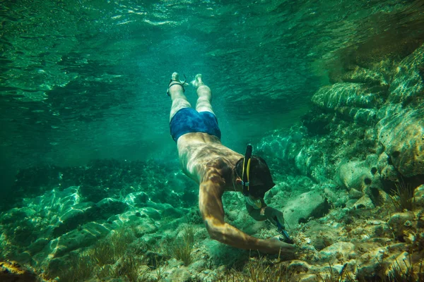 Mavi Denizde Tüplü Dalış Sırasında Deniz Tabanından Keşfetmek Genç Adam — Stok fotoğraf