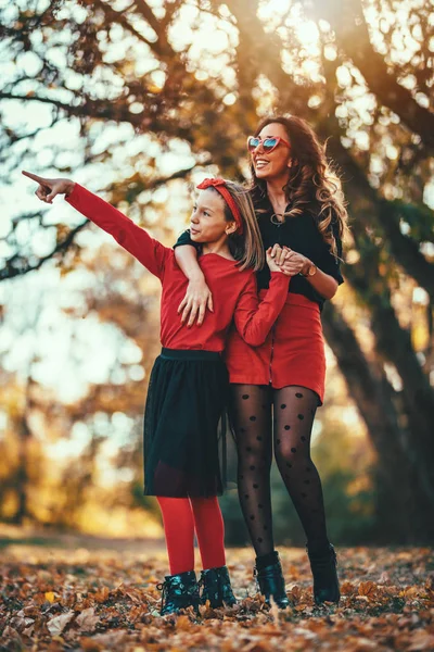 Junge Stilvolle Mutter Mit Tochter Spaziert Warmen Herbstwald Bei Sonnenuntergang — Stockfoto