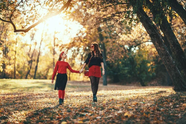 Молодая Стильная Мать Дочерью Гуляющая Теплом Осеннем Лесу Закате — стоковое фото