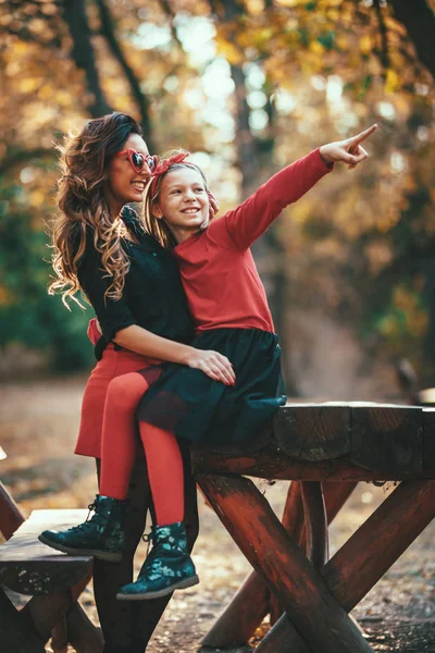 Joven Madre Con Estilo Con Hija Caminando Cálido Bosque Otoño — Foto de Stock