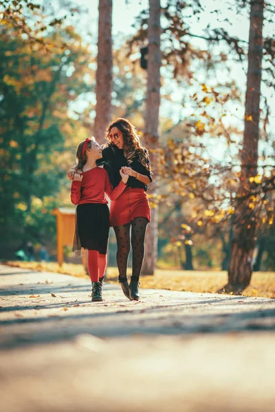 Ung Snygg Mamma Med Dotter Går Varma Hösten Skogen Vid — Stockfoto