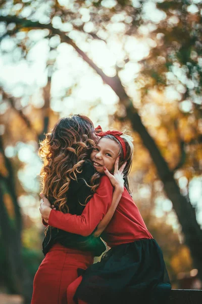 Ung Snygg Mamma Med Dotter Går Varma Hösten Skogen Vid — Stockfoto