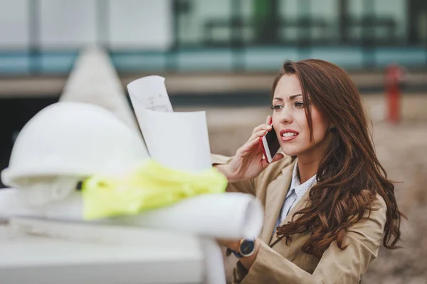 Young Engineer Woman Talking Smartphone Working Blueprints — Stock Photo, Image