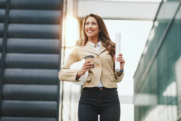 Joven Feliz Mujer Exitosa Caminando Distrito Oficina —  Fotos de Stock