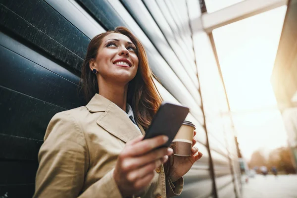 Jonge Succesvolle Vrouw Met Behulp Van Smartphone Urban City Achtergrond — Stockfoto