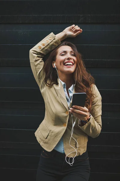 Jonge Succesvolle Vrouw Met Behulp Van Smartphone Urban City Achtergrond — Stockfoto