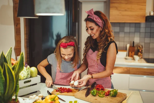 Feliz Madre Hija Divirtiéndose Hacer Comida Saludable Cocina Casera — Foto de Stock