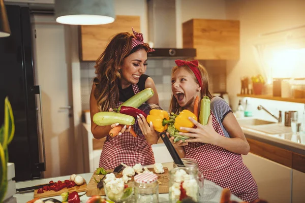 Mãe Filha Feliz Divertindo Fazer Refeição Saudável Casa Cozinha — Fotografia de Stock