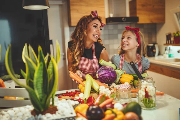 Feliz Madre Hija Divirtiéndose Hacer Comida Saludable Cocina Casera —  Fotos de Stock
