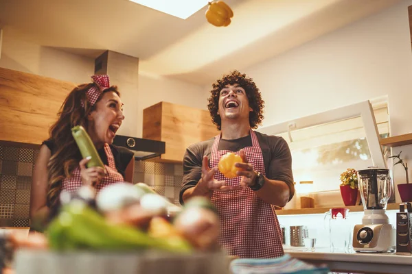 Unga Lyckliga Paret Förbereder Hälsosam Måltid Köket — Stockfoto
