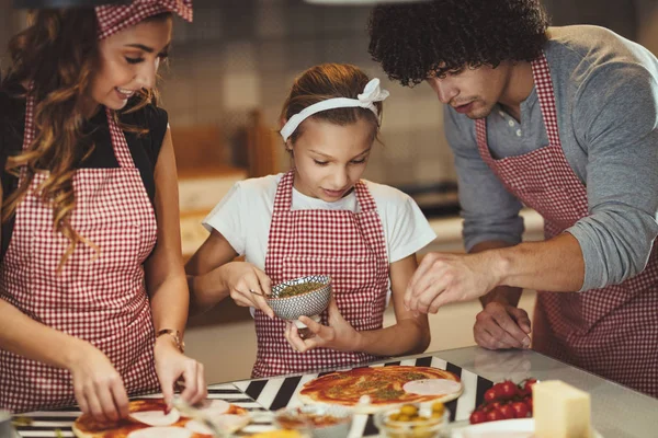 若い家族と自宅の台所で娘料理ピザ — ストック写真