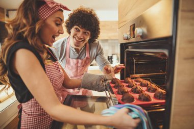 Çekerek genç mutlu çift fırın kek pişmiş