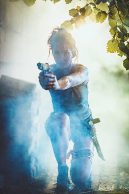 Genç kadın özel kuvvetler silah tutan ve terk edilmiş harabelerde saldırı için hazırlanıyor