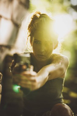 Genç kadın özel kuvvetler silah tutan ve terk edilmiş harabelerde saldırı için hazırlanıyor