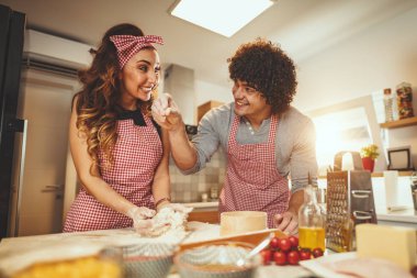 Genç çift mutfakta pizza yapma