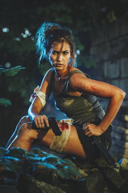 Genç kadın özel kuvvetler silah tutan ve terk edilmiş harabelerde saldırı için hazırlanıyor