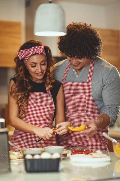 Young Couple Making Pizza Kitchen — Stock Photo, Image