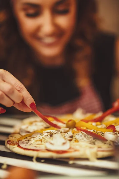 Vue Rapprochée Femme Mettant Paprika Sur Pâte Pizza — Photo