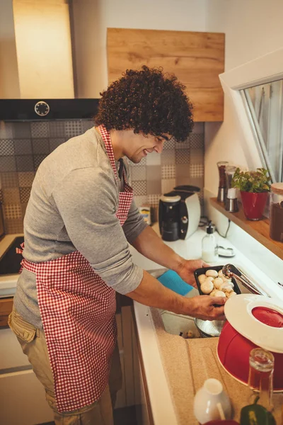 Jonge Man Die Groenten Wast Paddestoelen Bereidt Keuken Koken — Stockfoto