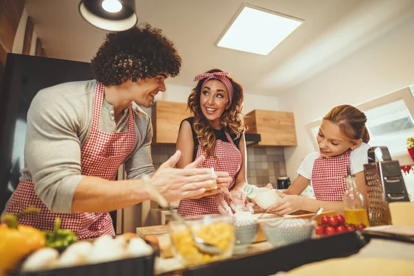 Família Jovem Com Filha Cozinhar Pizza Cozinha Casa — Fotografia de Stock