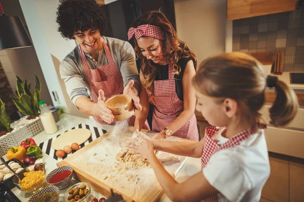 Familia Joven Con Hija Cocinando Pizza Cocina Casa — Foto de Stock